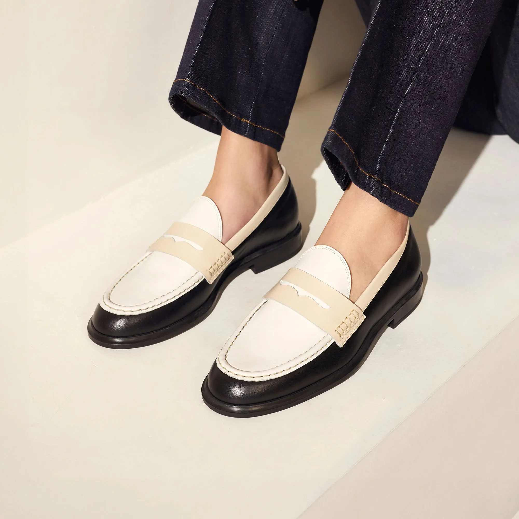 Vendôme Blandine black and white calfskin leather loafers with white details